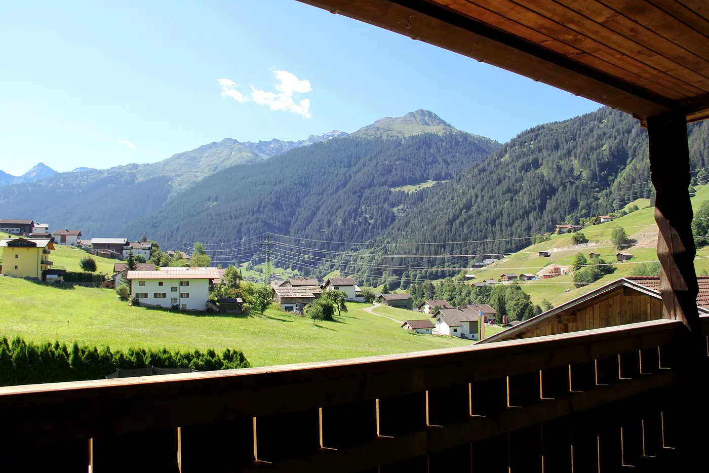 Blick vom Balkon des Appartements Ganifer über die Wiesen von Gaschurn zu den Bergen